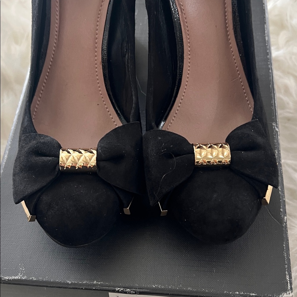 Vince Camuto Black Heels with Gold Bow Detail - Picture 2 of 11